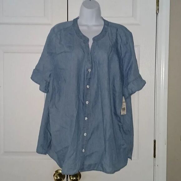 Kim Rogers Tops - Kim Rogers curvy v neck button down short sleeve light wash denim blouse Sz 2X